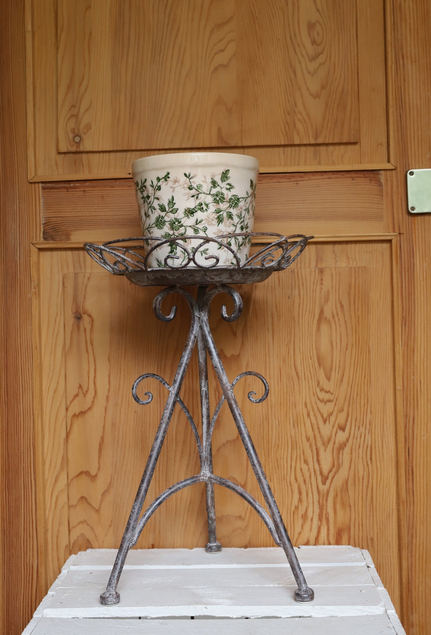 Blumentopf / Übertopf aus Keramik in Grün-Beige für Innen mit Rankenmotiv