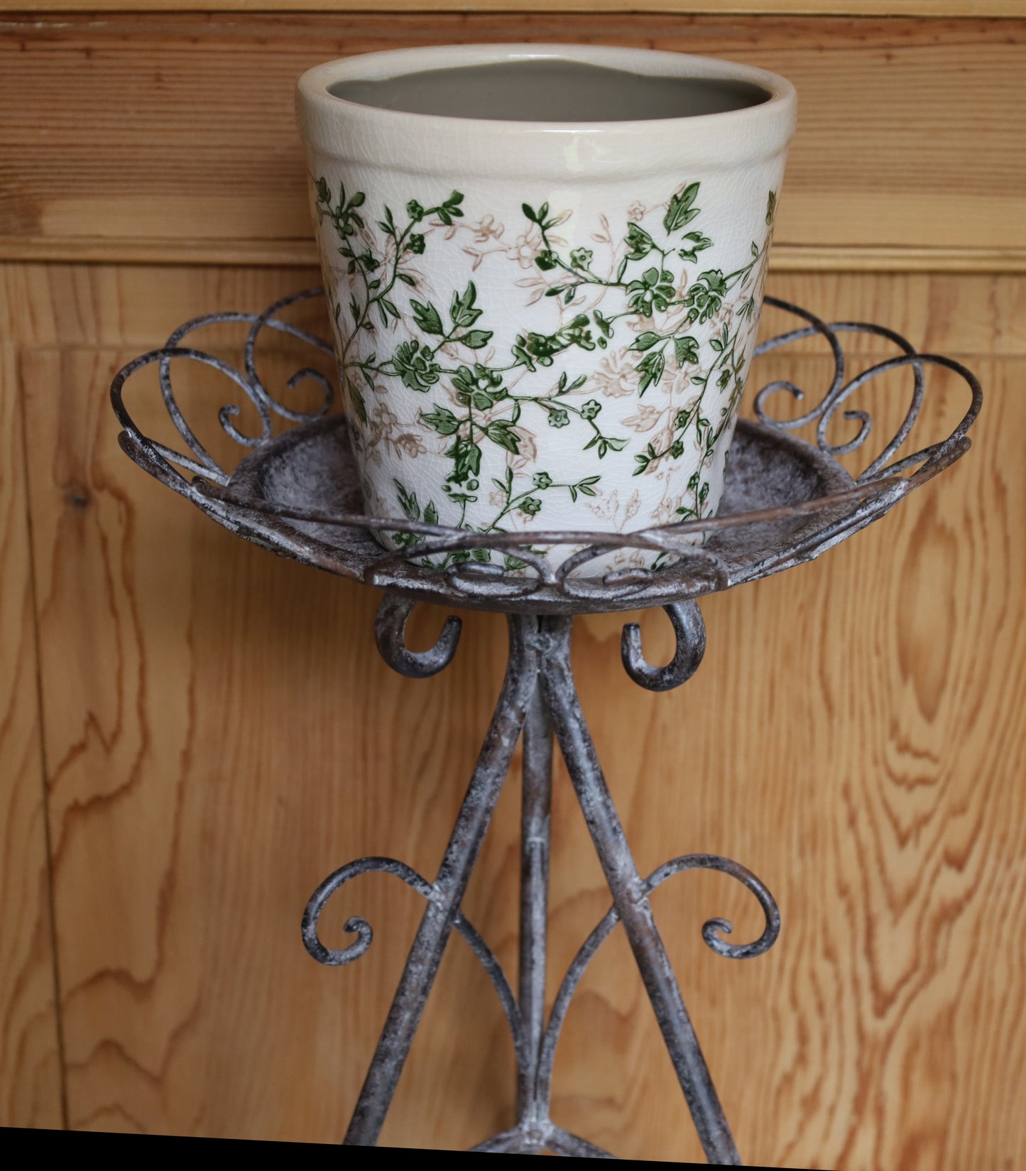 Blumentopf / Übertopf aus Keramik in Grün-Beige für Innen mit Rankenmotiv