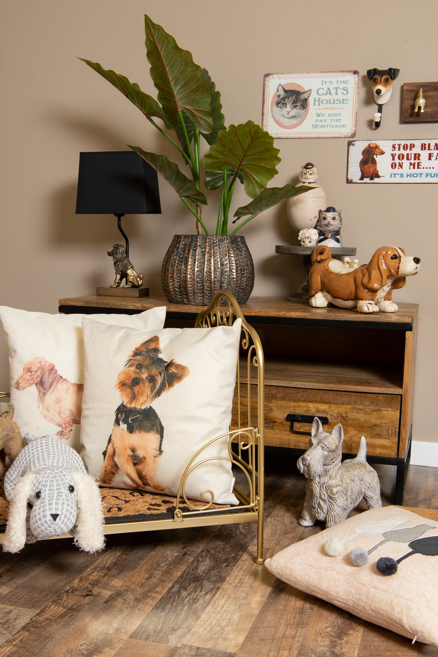Hundebett aus Metall im Landhaustil