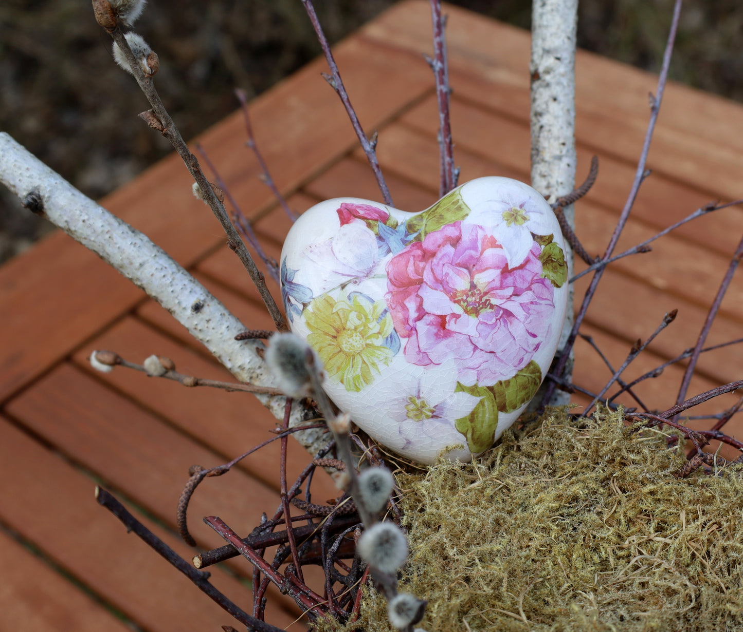 Cuore in ceramica con peonie