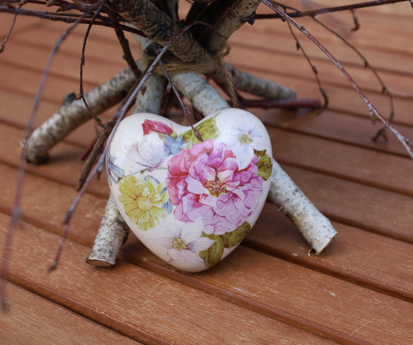 Cuore in ceramica con peonie