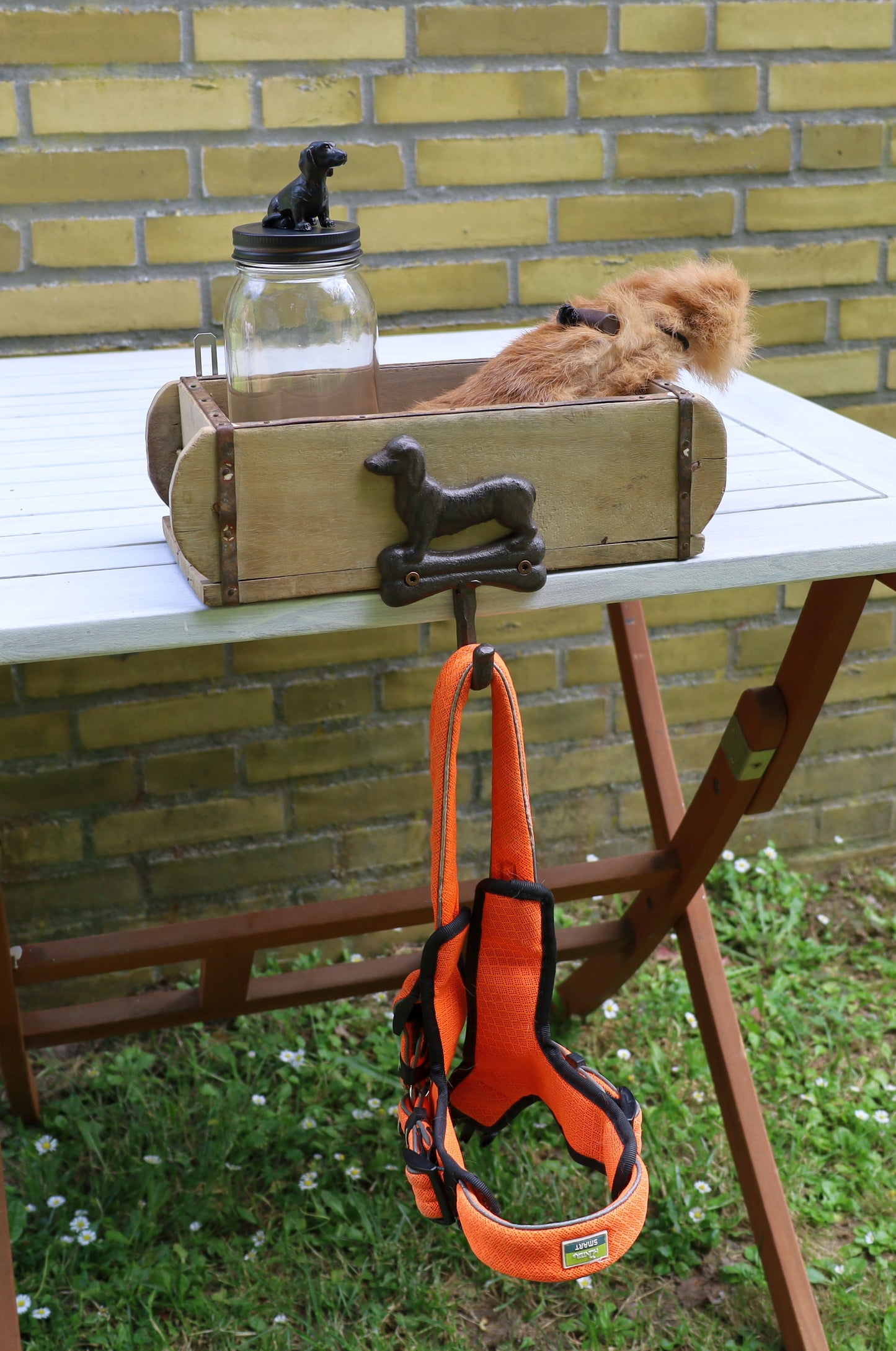 Appendiabiti per cani realizzato con vecchi mattoni, ganci con ripiano e barattolo per dolcetti