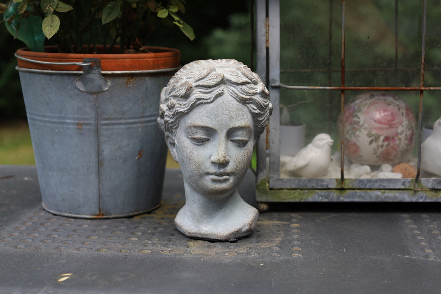 Busto femminile in pietra fusa per balcone in grigio