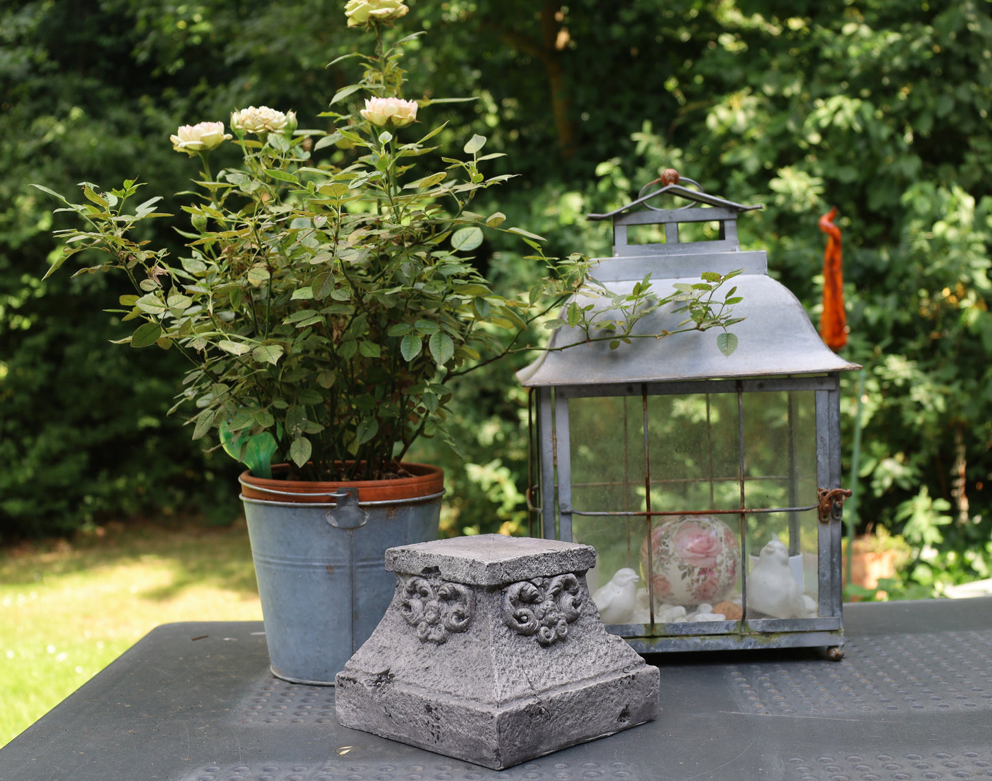 Decorazione da giardino: piedistallo per vasi di fiori