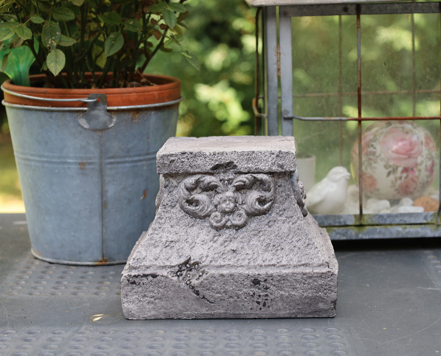 Decorazione da giardino: piedistallo per vasi di fiori