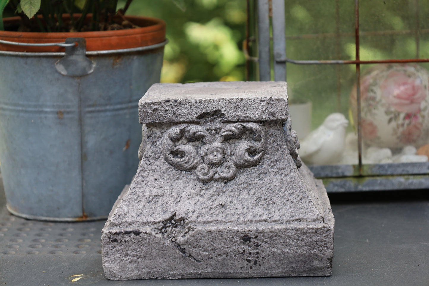 Decorazione da giardino: piedistallo per vasi di fiori