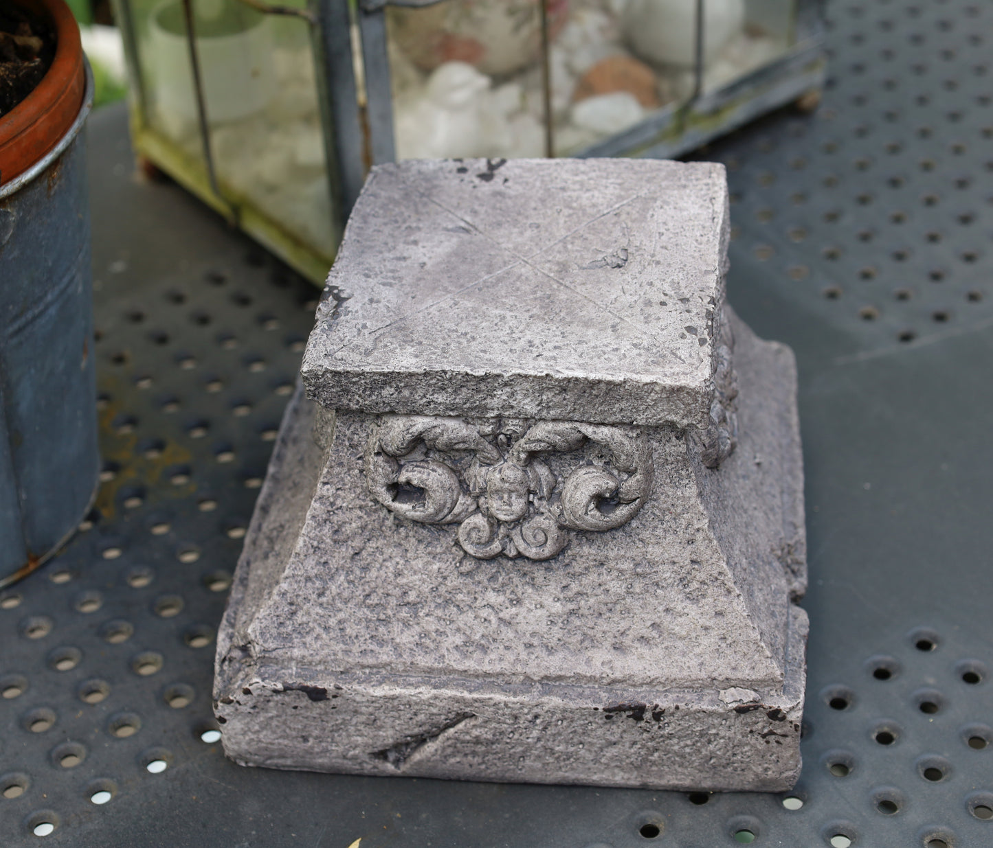 Decorazione da giardino: piedistallo per vasi di fiori