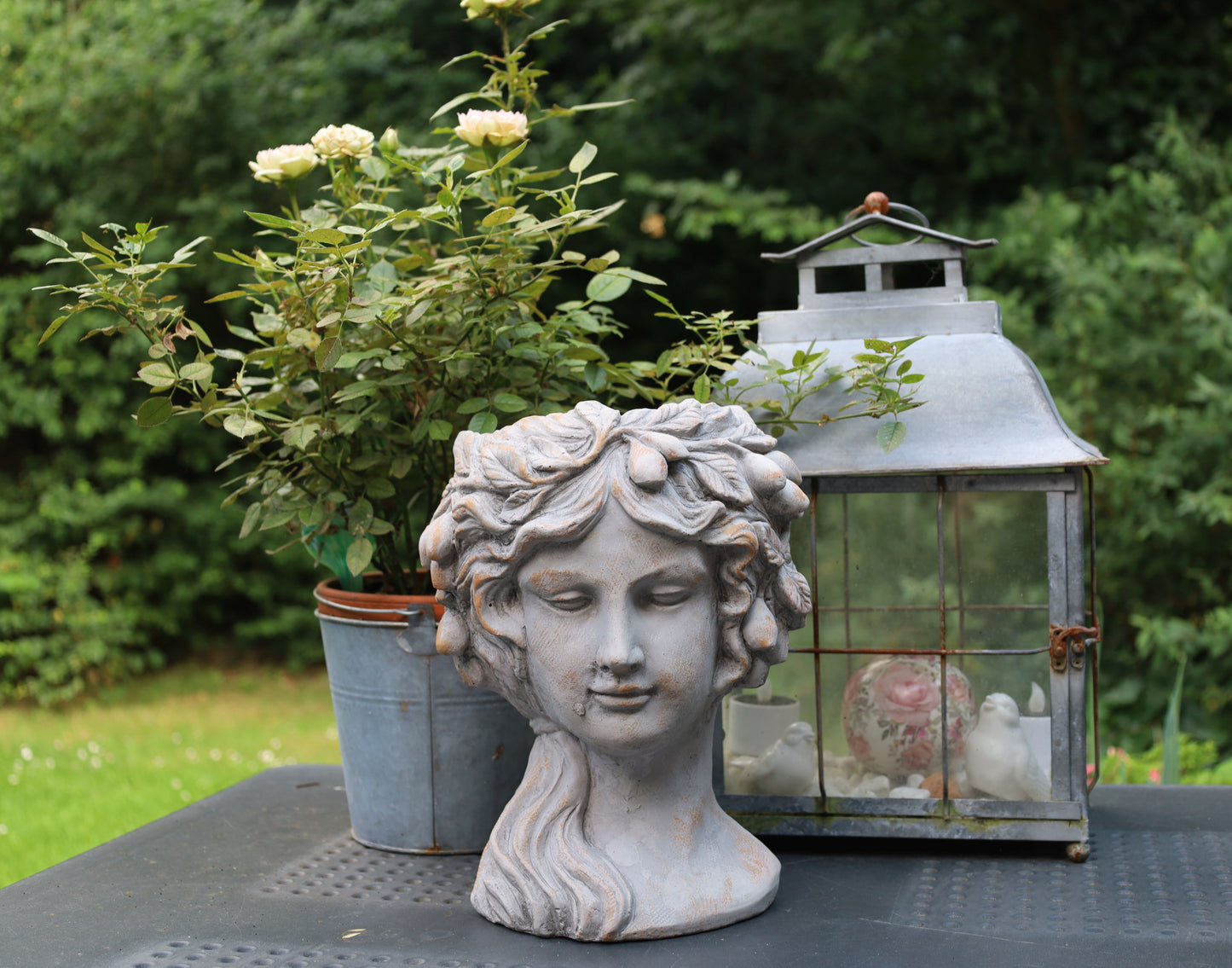 Vaso per piante a forma di busto femminile in pietra fusa