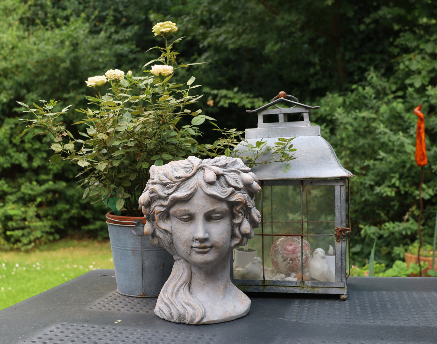 Vaso per piante a forma di busto femminile in pietra fusa
