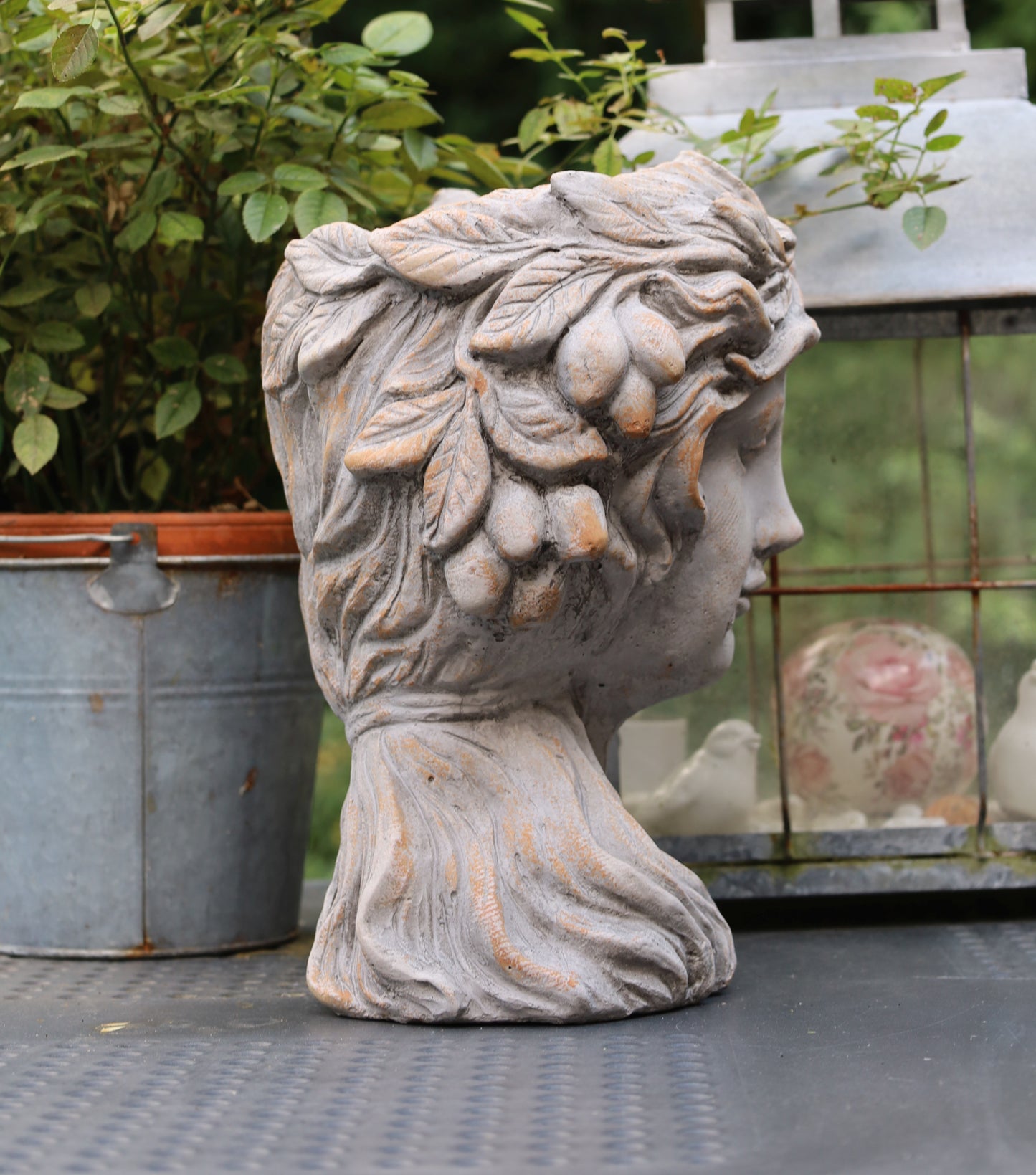 Vaso per piante a forma di busto femminile in pietra fusa