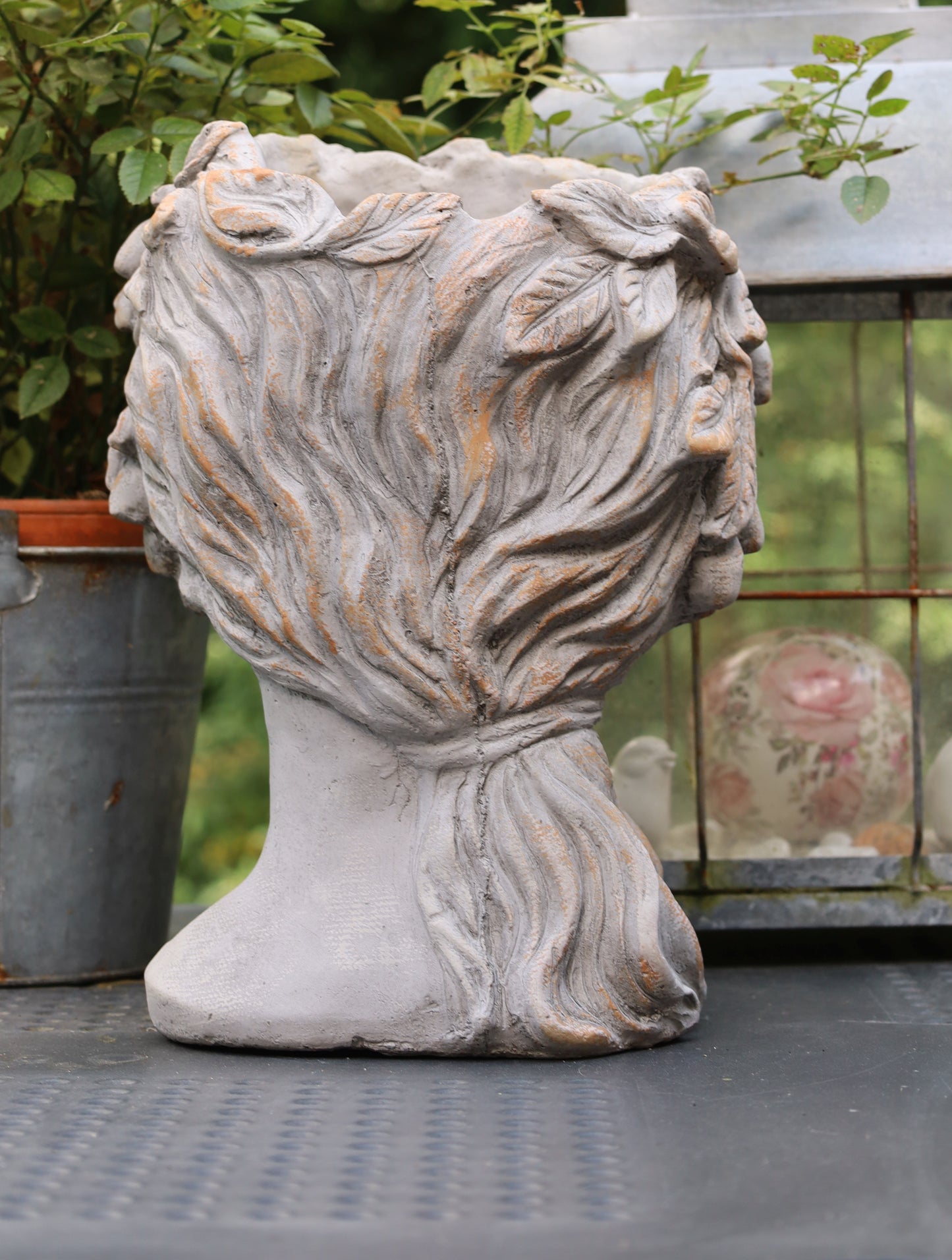Vaso per piante a forma di busto femminile in pietra fusa