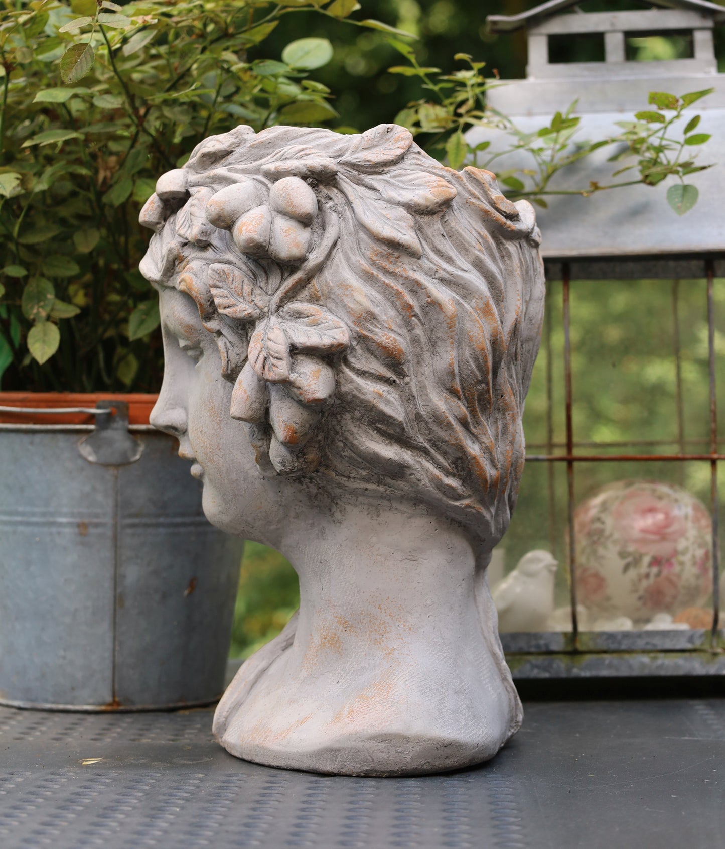 Vaso per piante a forma di busto femminile in pietra fusa
