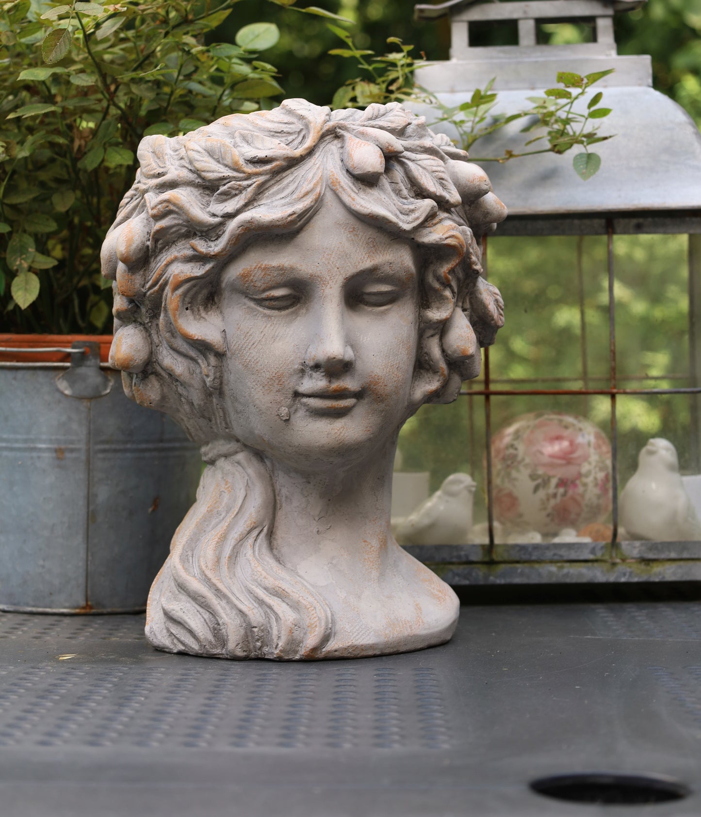 Vaso per piante a forma di busto femminile in pietra fusa