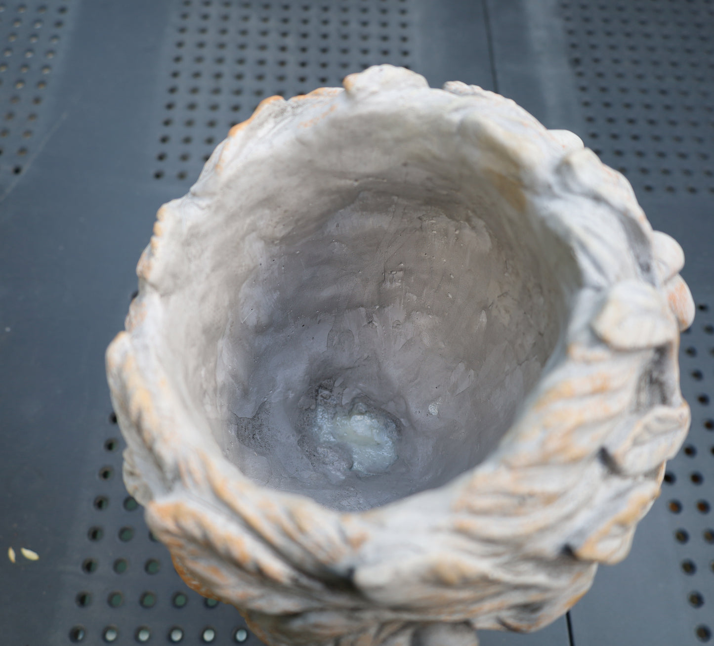 Vaso per piante a forma di busto femminile in pietra fusa