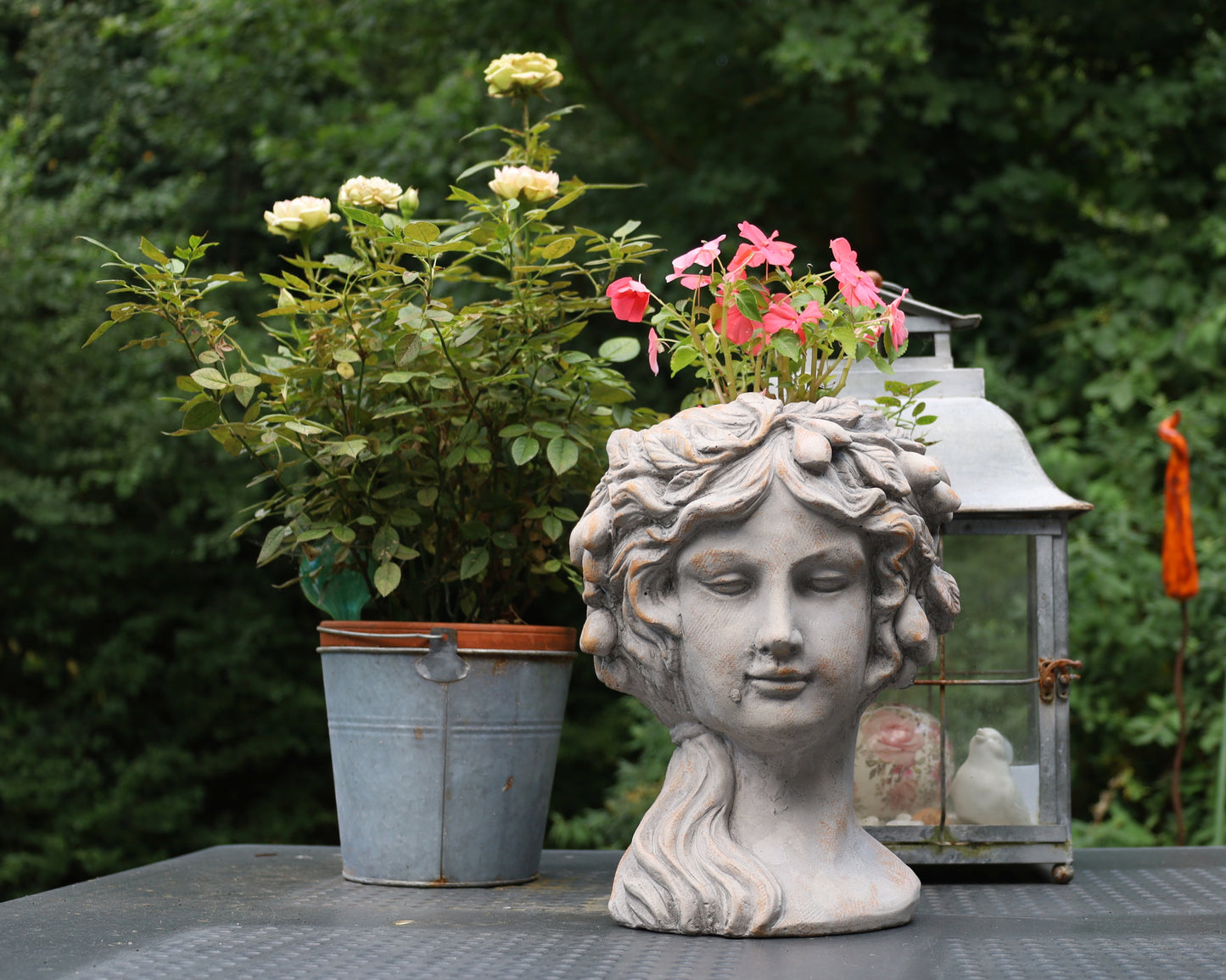 Vaso per piante a forma di busto femminile in pietra fusa