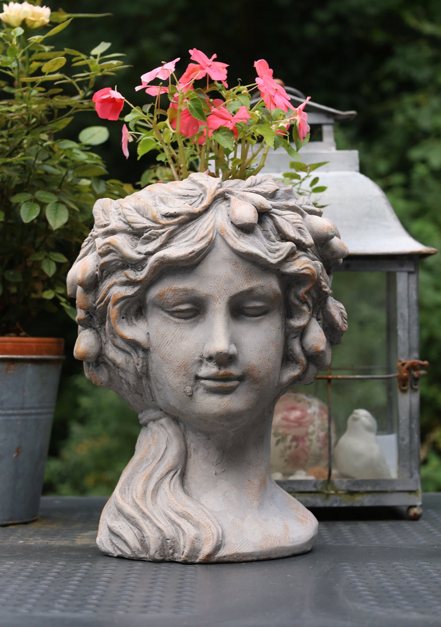 Vaso per piante a forma di busto femminile in pietra fusa