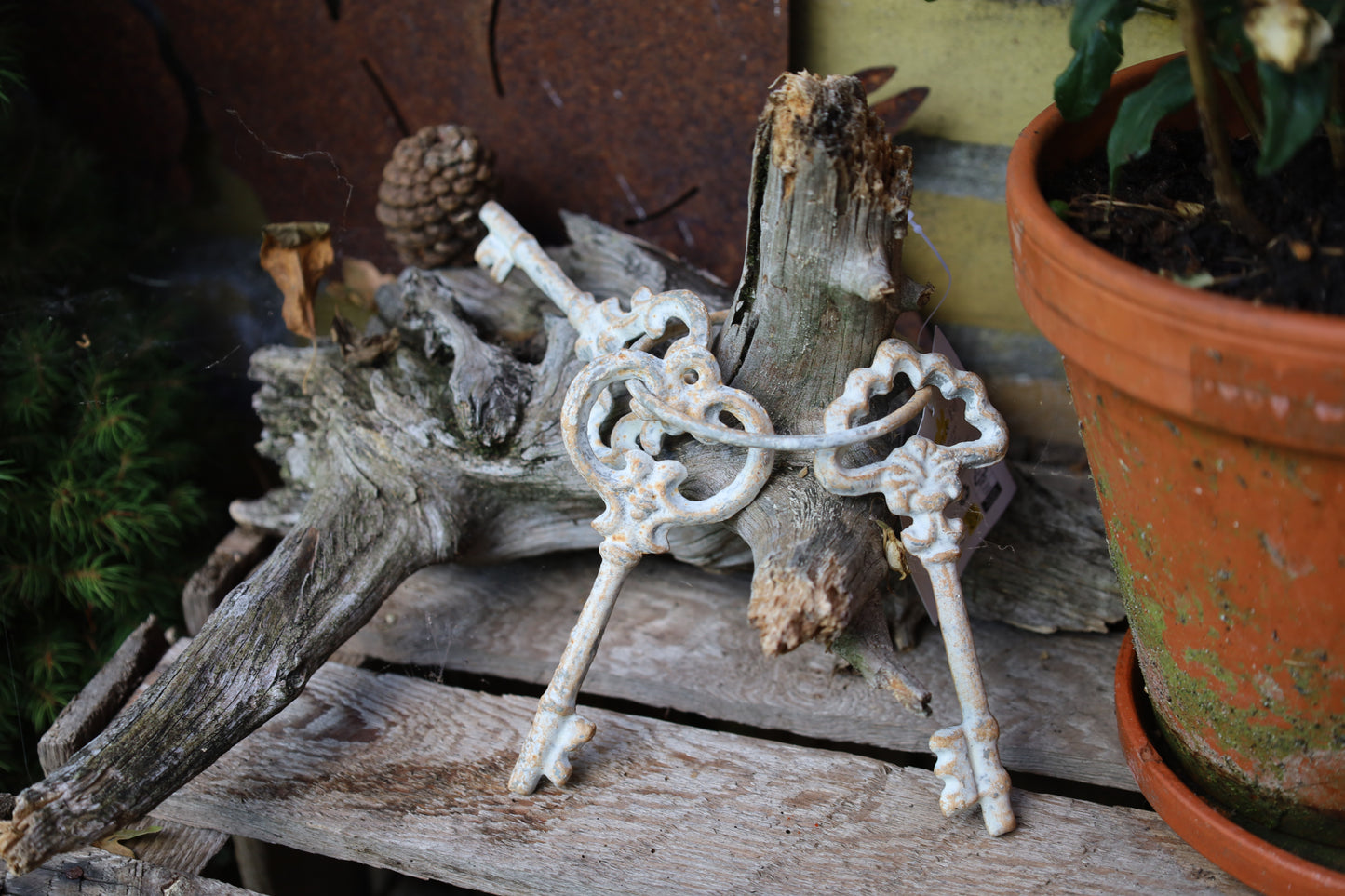 Portachiavi decorativo in stile shabby chic in ghisa bianca