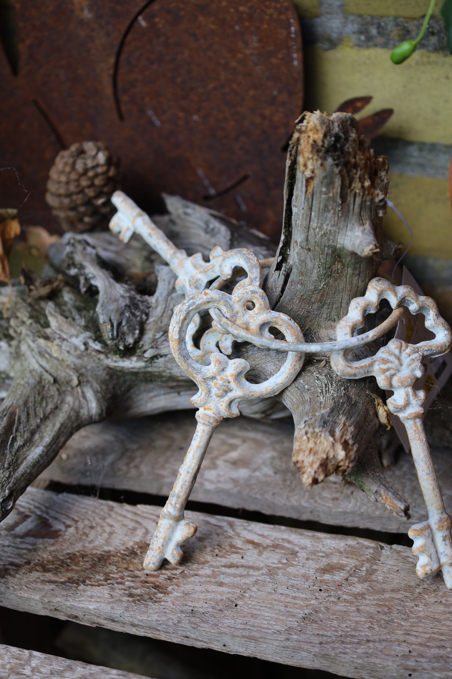 Portachiavi decorativo in stile shabby chic in ghisa bianca