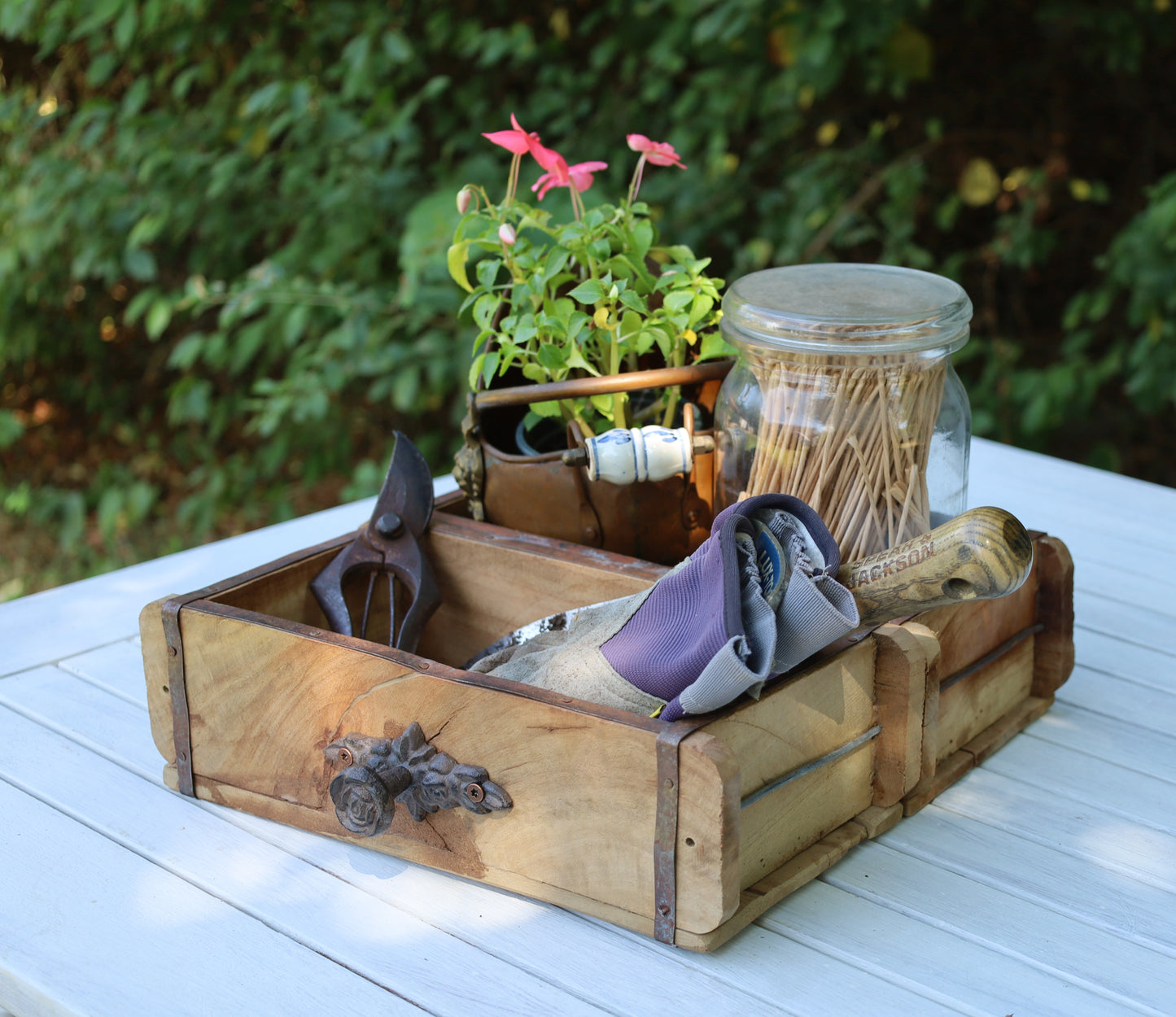Organizzatore per giardino e balcone realizzato con vecchie forme di mattoni con manici