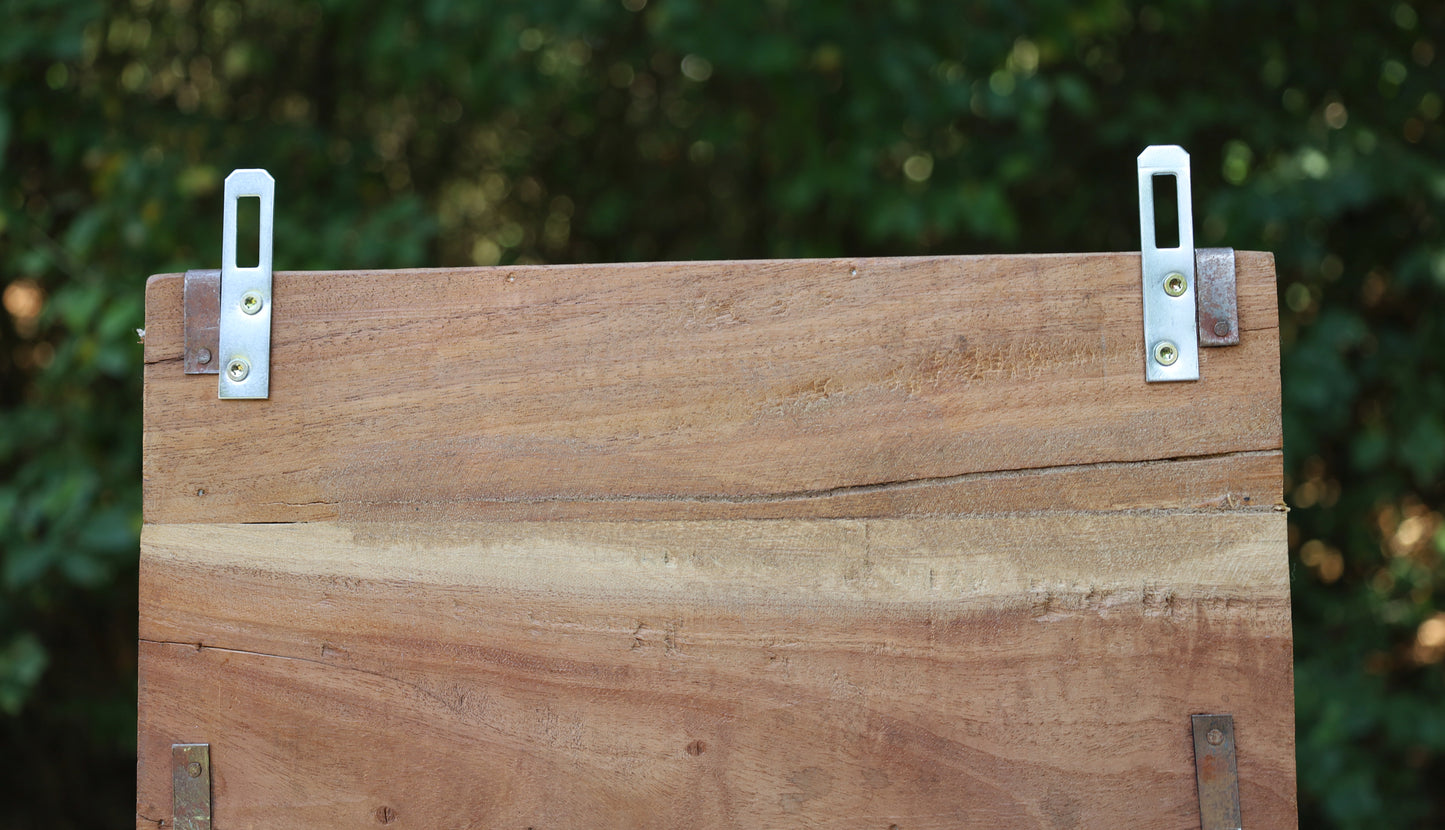 Mensola da parete rustica realizzata con vecchie forme di mattoni di legno color marrone