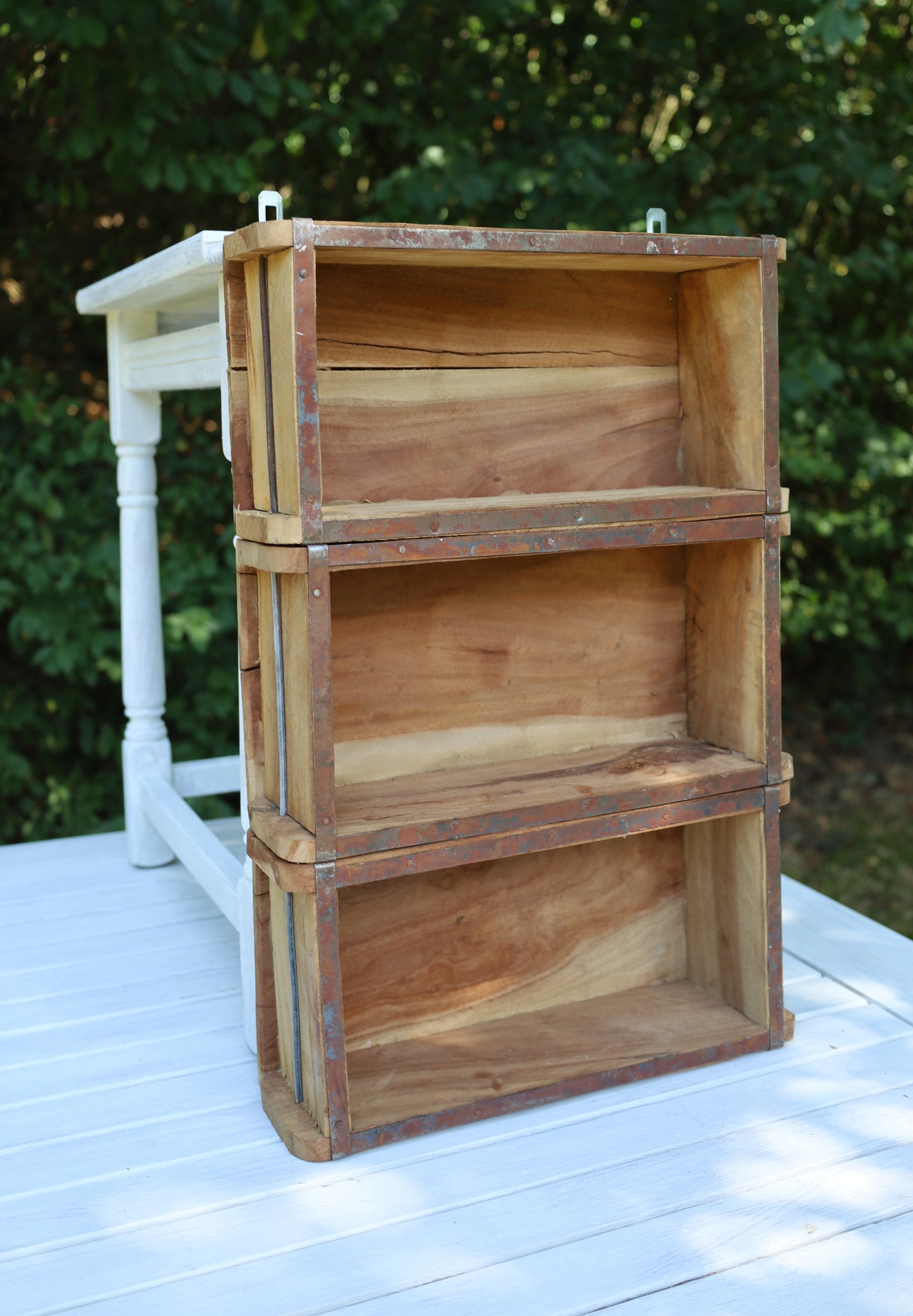 Mensola da parete rustica realizzata con vecchie forme di mattoni di legno color marrone