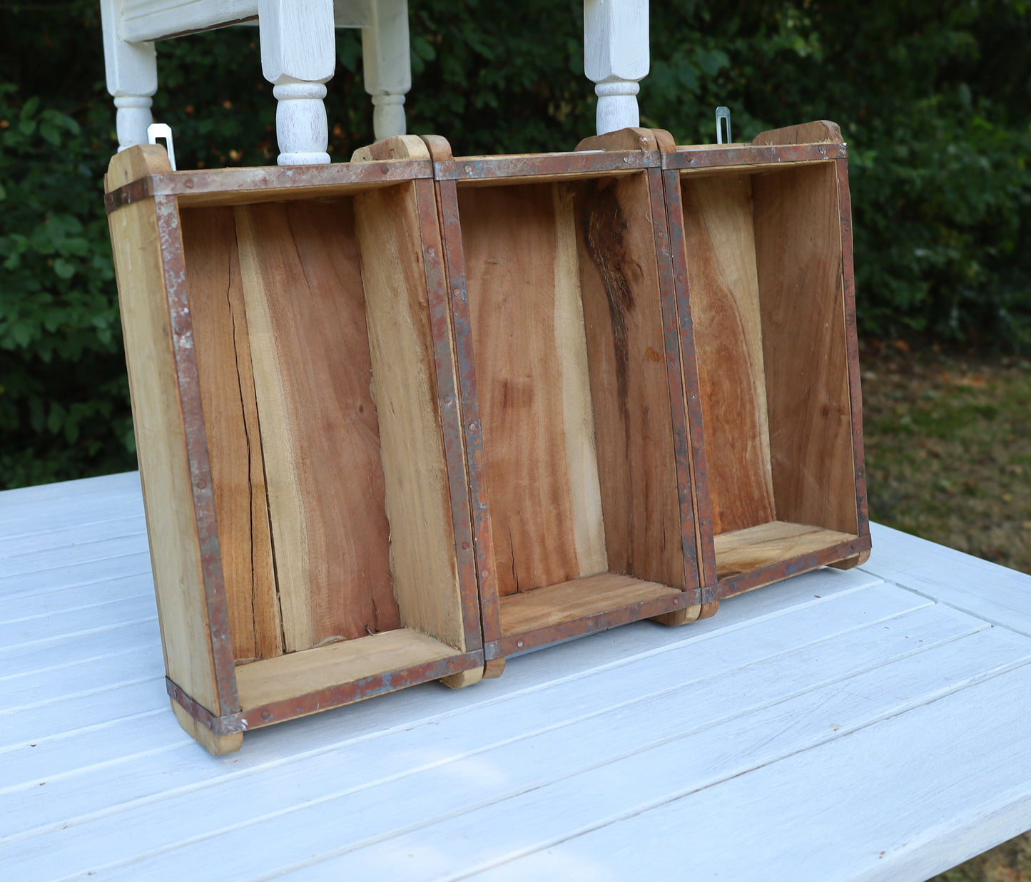 Mensola da parete rustica realizzata con vecchie forme di mattoni di legno color marrone