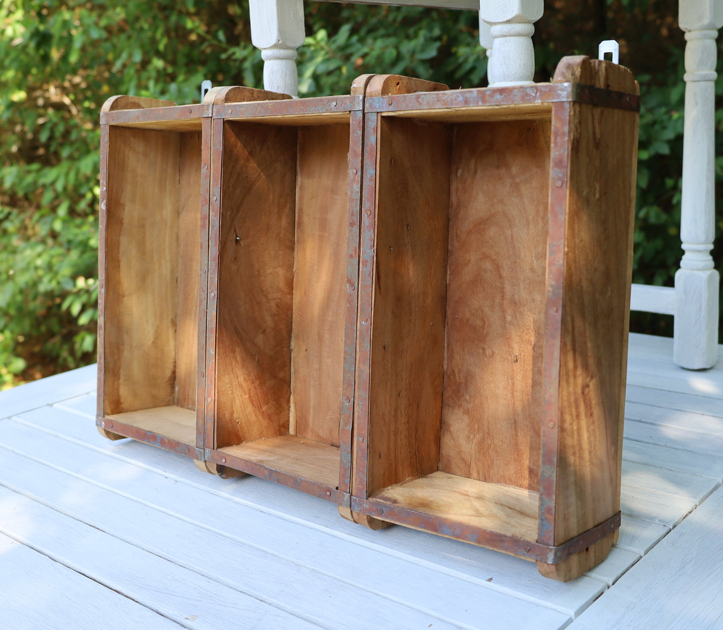 Mensola da parete rustica realizzata con vecchie forme di mattoni di legno color marrone