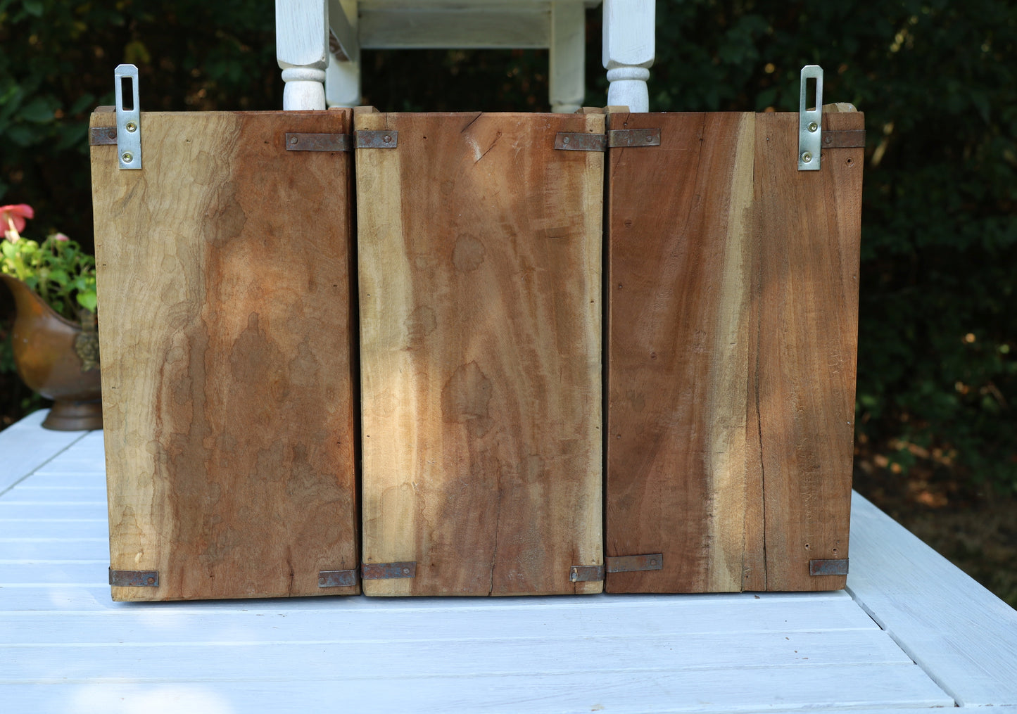 Mensola da parete rustica realizzata con vecchie forme di mattoni di legno color marrone