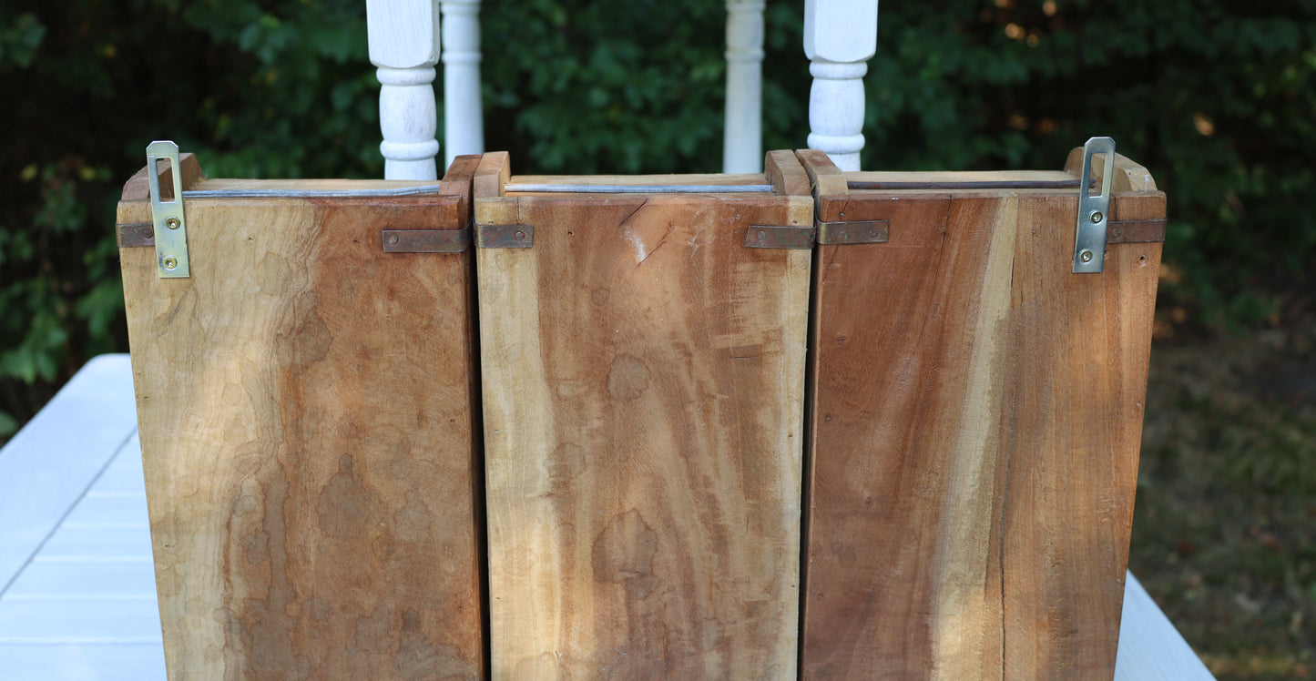 Mensola da parete rustica realizzata con vecchie forme di mattoni di legno color marrone