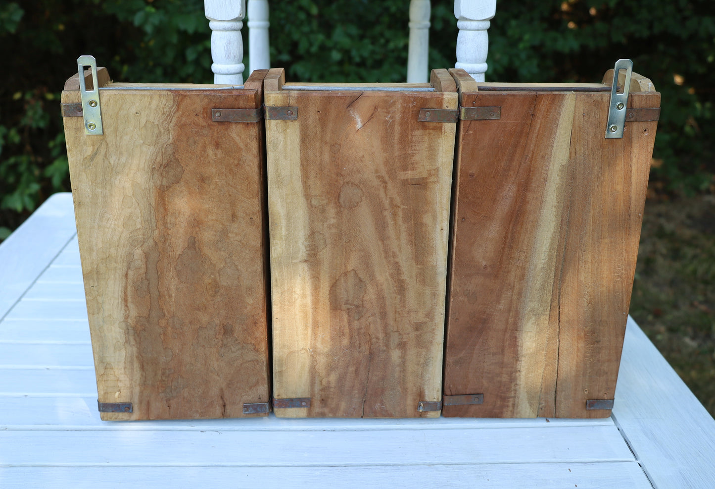 Mensola da parete rustica realizzata con vecchie forme di mattoni di legno color marrone