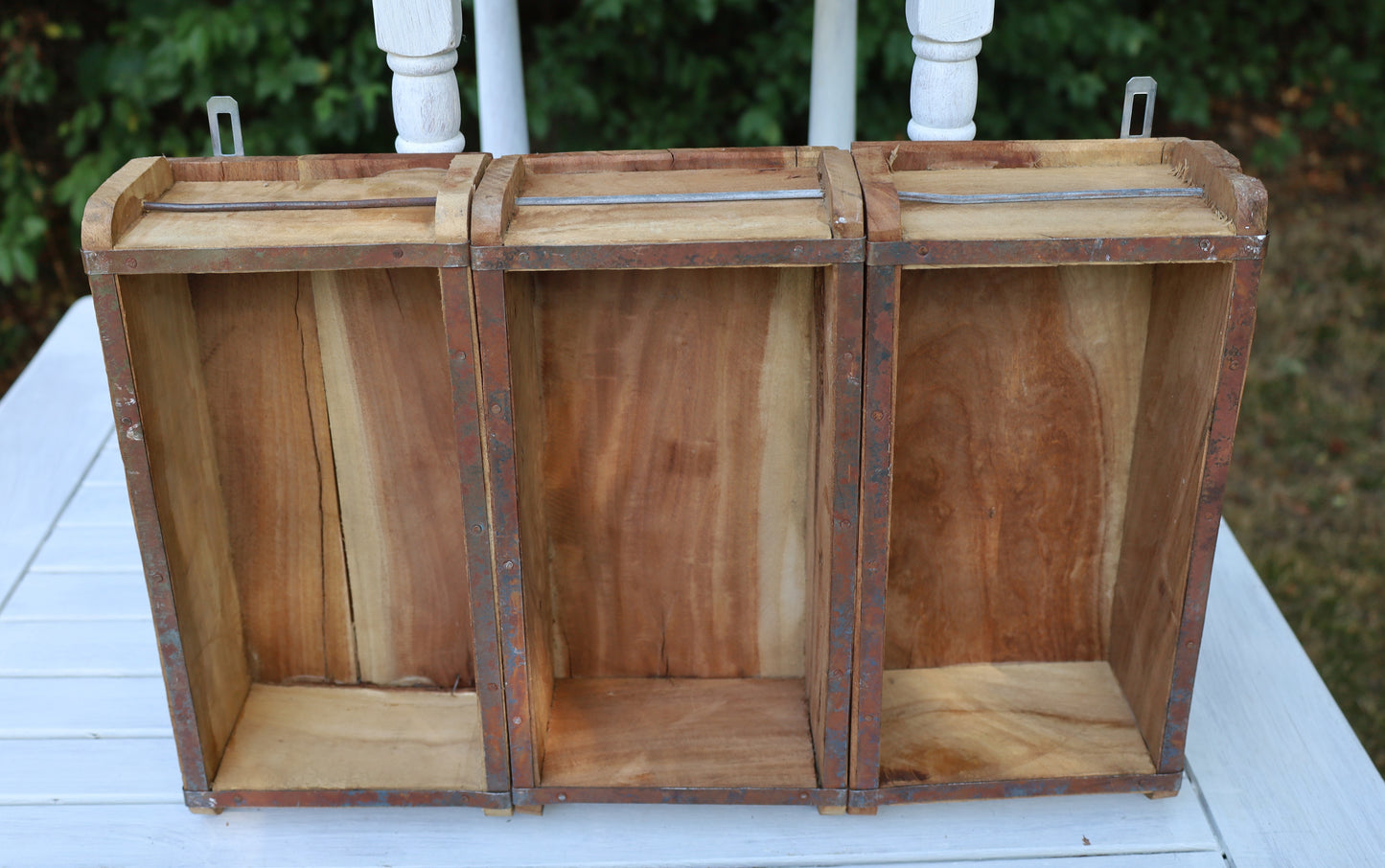 Mensola da parete rustica realizzata con vecchie forme di mattoni di legno color marrone
