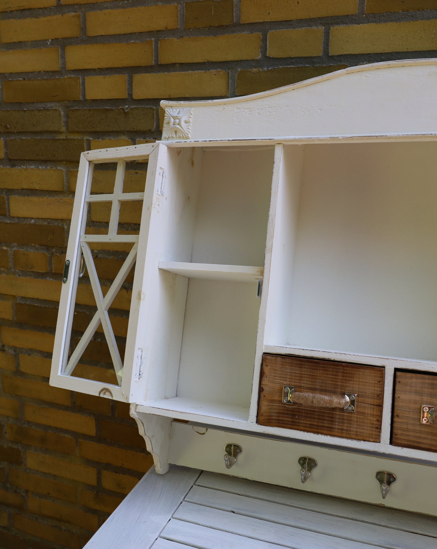 Mobiletto da parete in legno bianco con cassetti e ganci in stile country