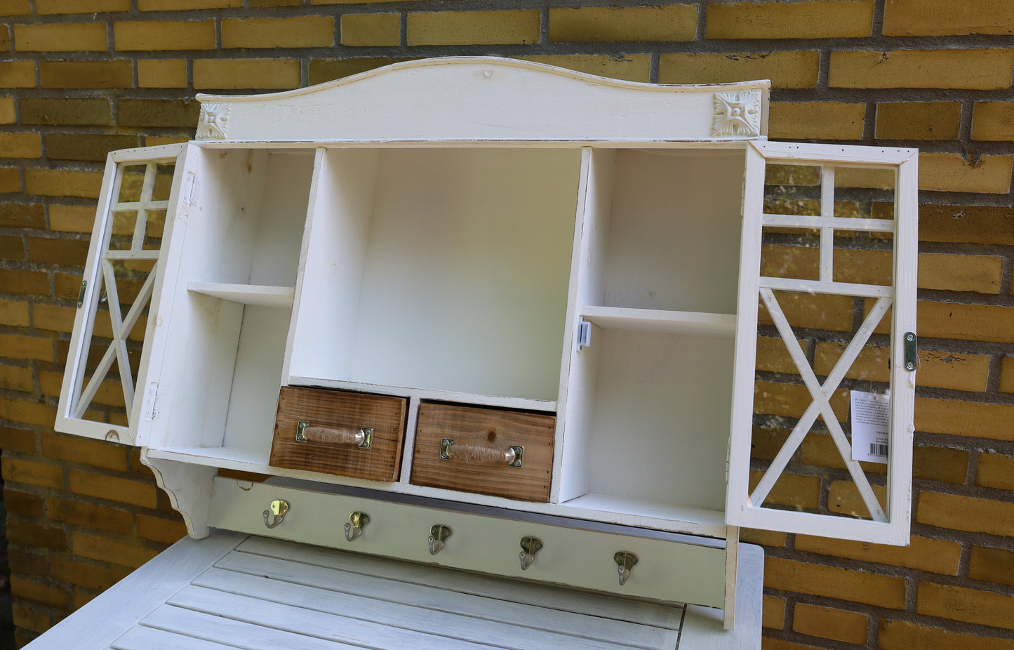Mobiletto da parete in legno bianco con cassetti e ganci in stile country
