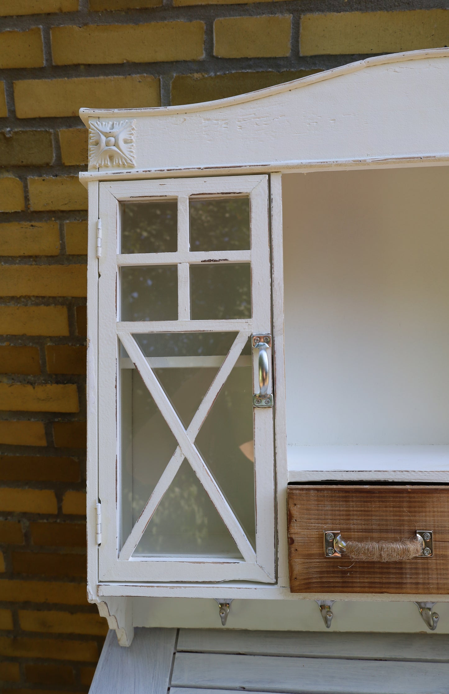 Mobiletto da parete in legno bianco con cassetti e ganci in stile country