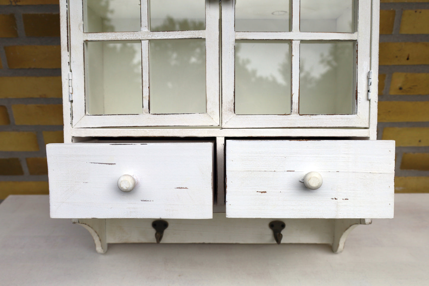Mobiletto da parete in legno Shabby Chic bianco, con cassetti e ganci