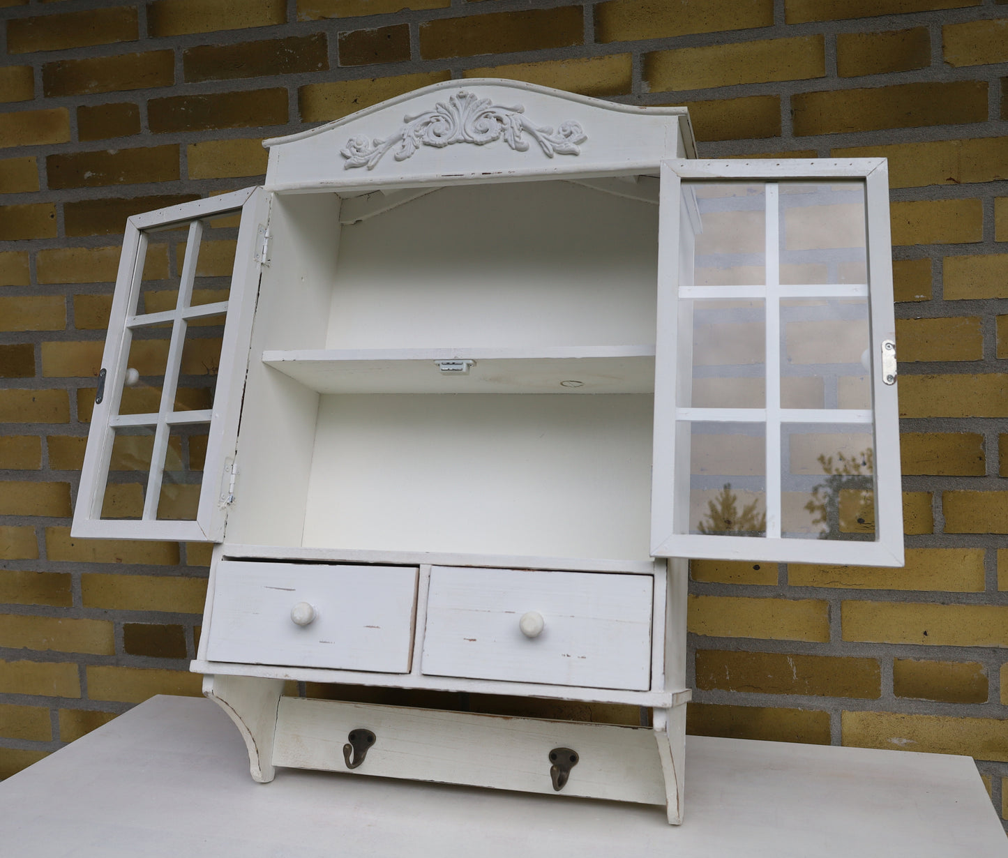 Mobiletto da parete in legno Shabby Chic bianco, con cassetti e ganci