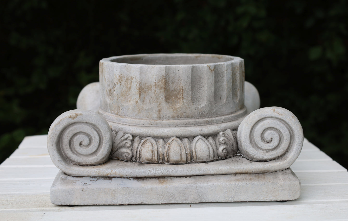 Vaso per piante in pietra fusa grigia, classica colonna antica
