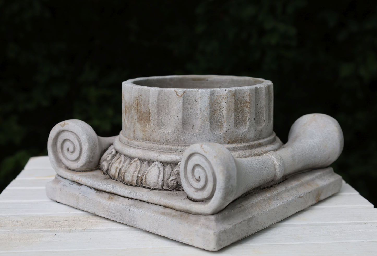 Vaso per piante in pietra fusa grigia, classica colonna antica