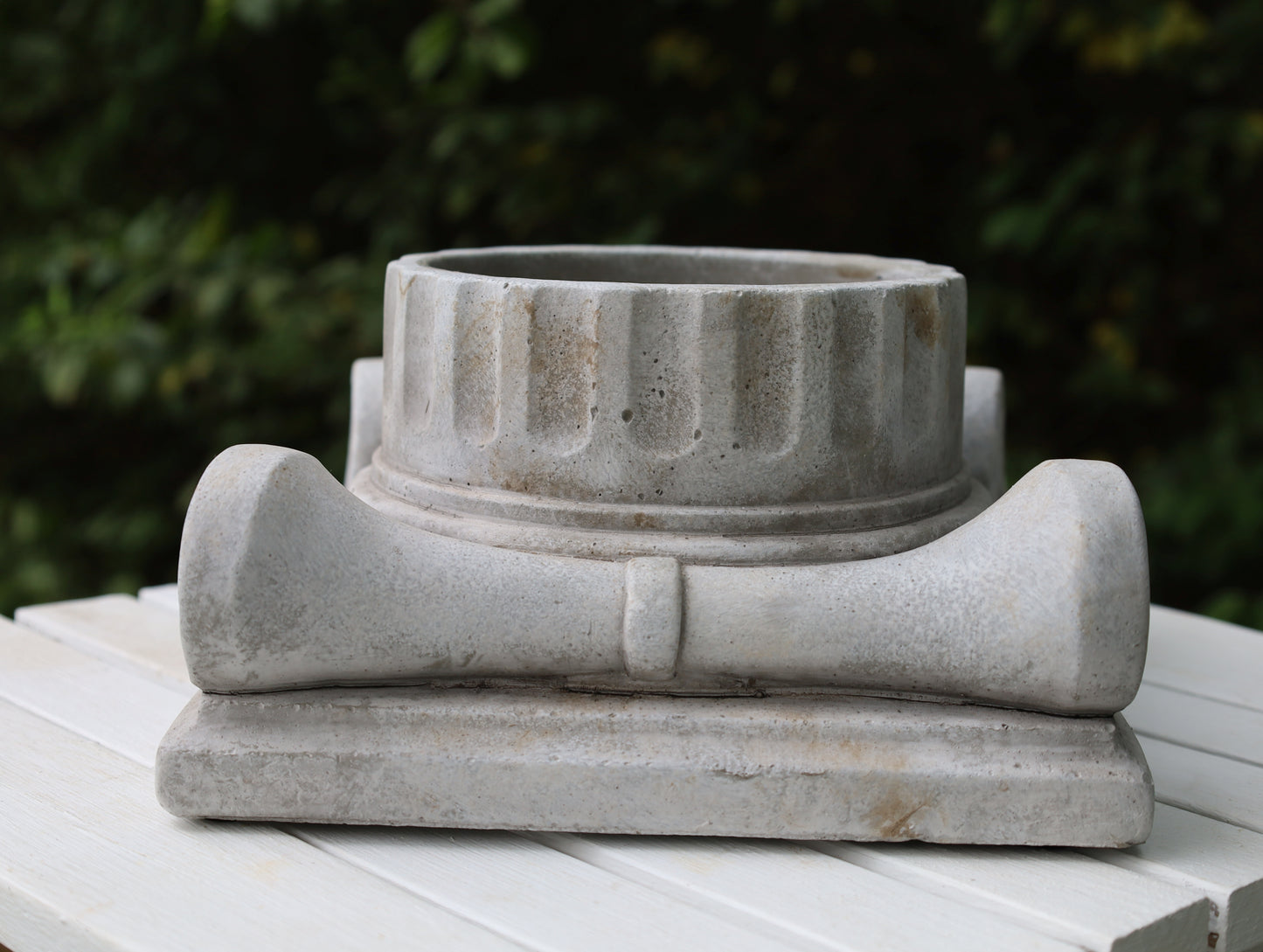 Vaso per piante in pietra fusa grigia, classica colonna antica
