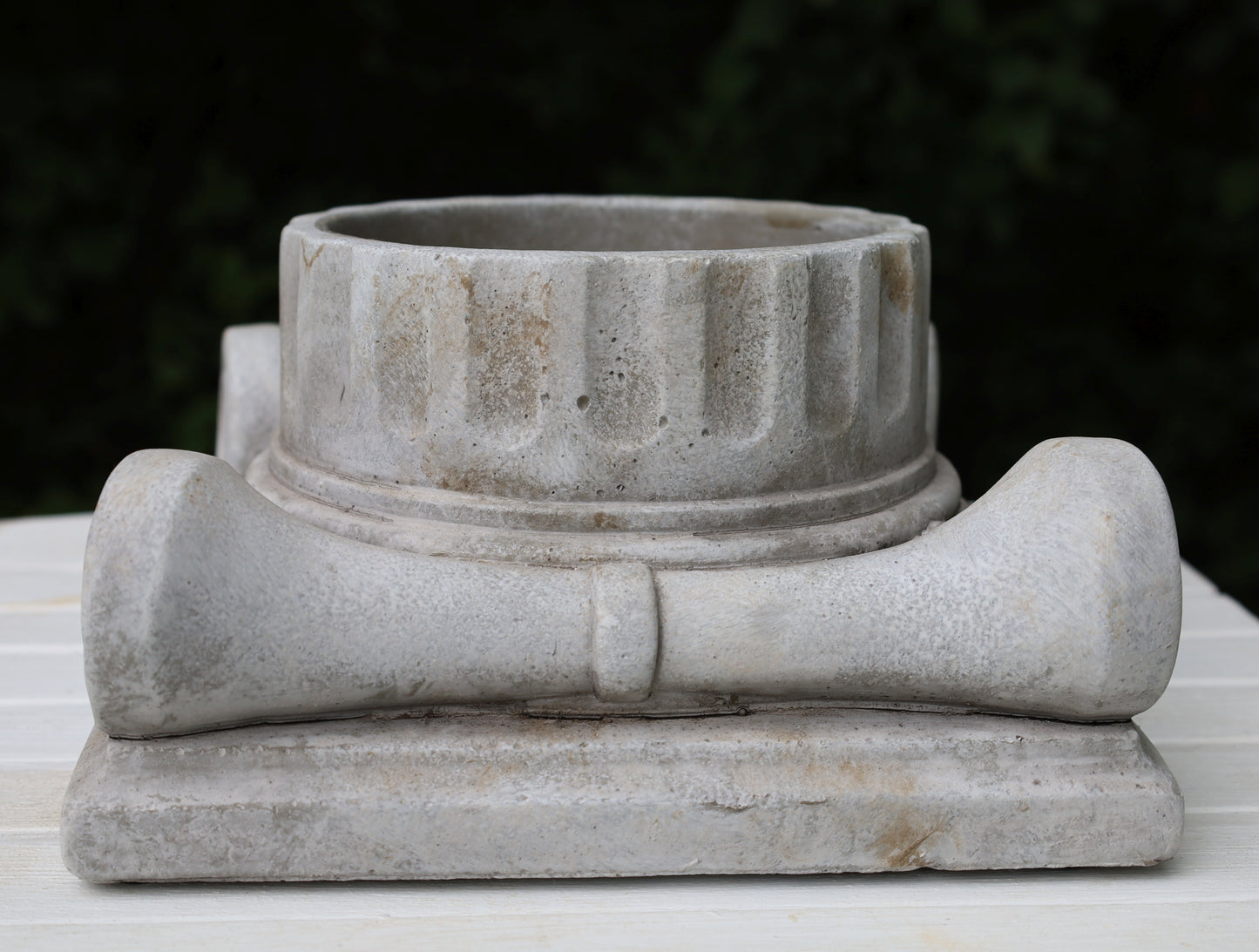 Vaso per piante in pietra fusa grigia, classica colonna antica