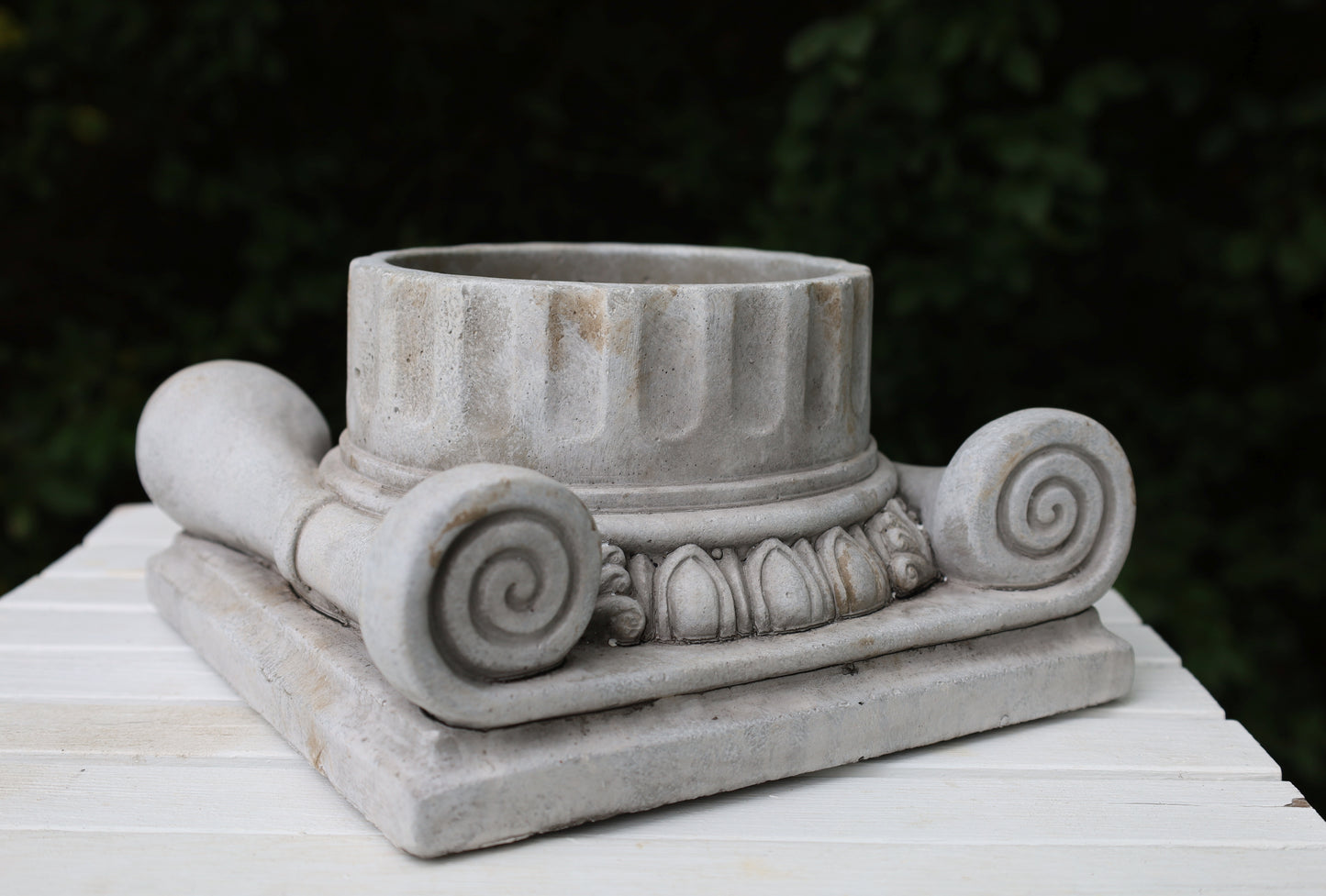 Vaso per piante in pietra fusa grigia, classica colonna antica