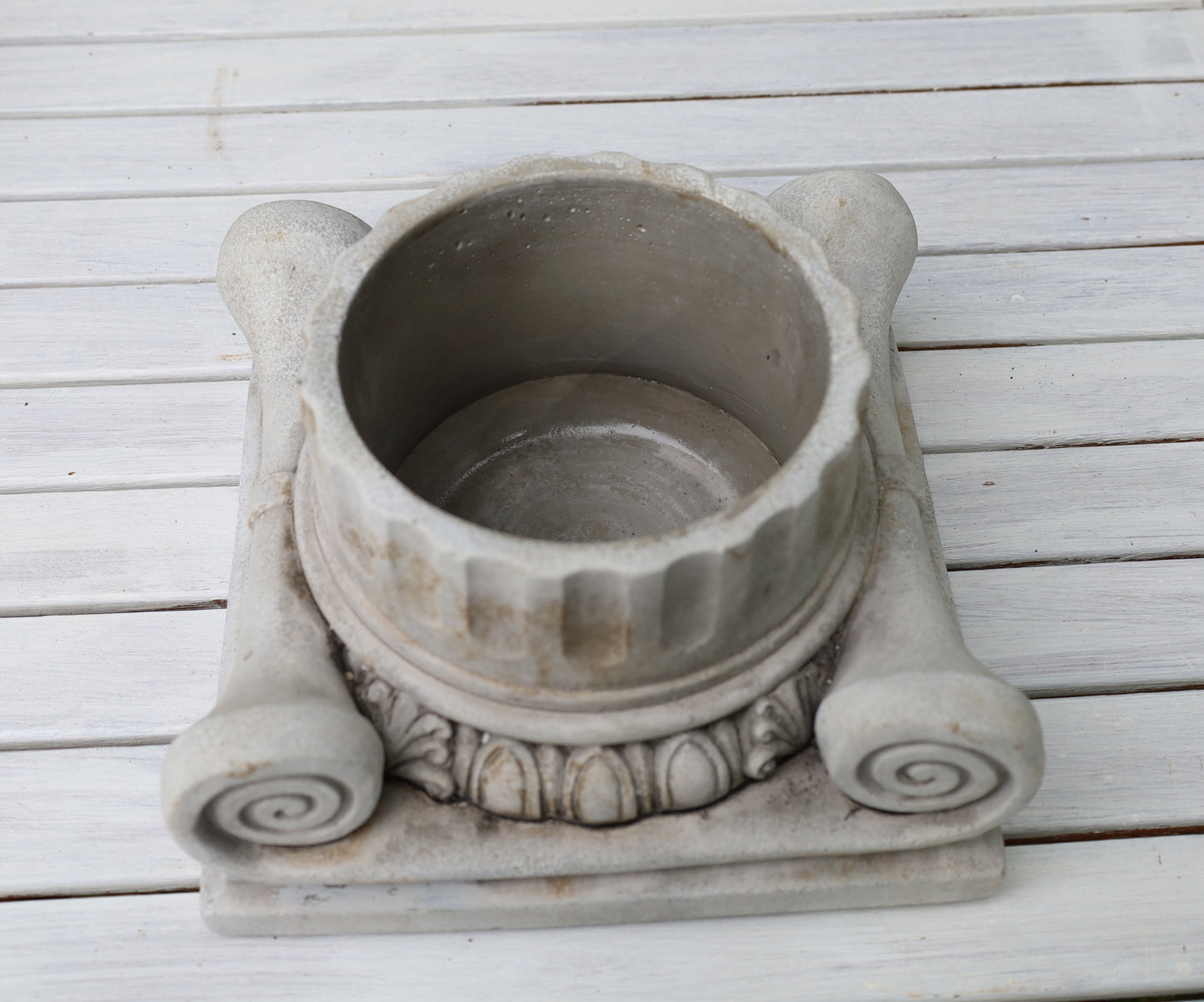 Vaso per piante in pietra fusa grigia, classica colonna antica