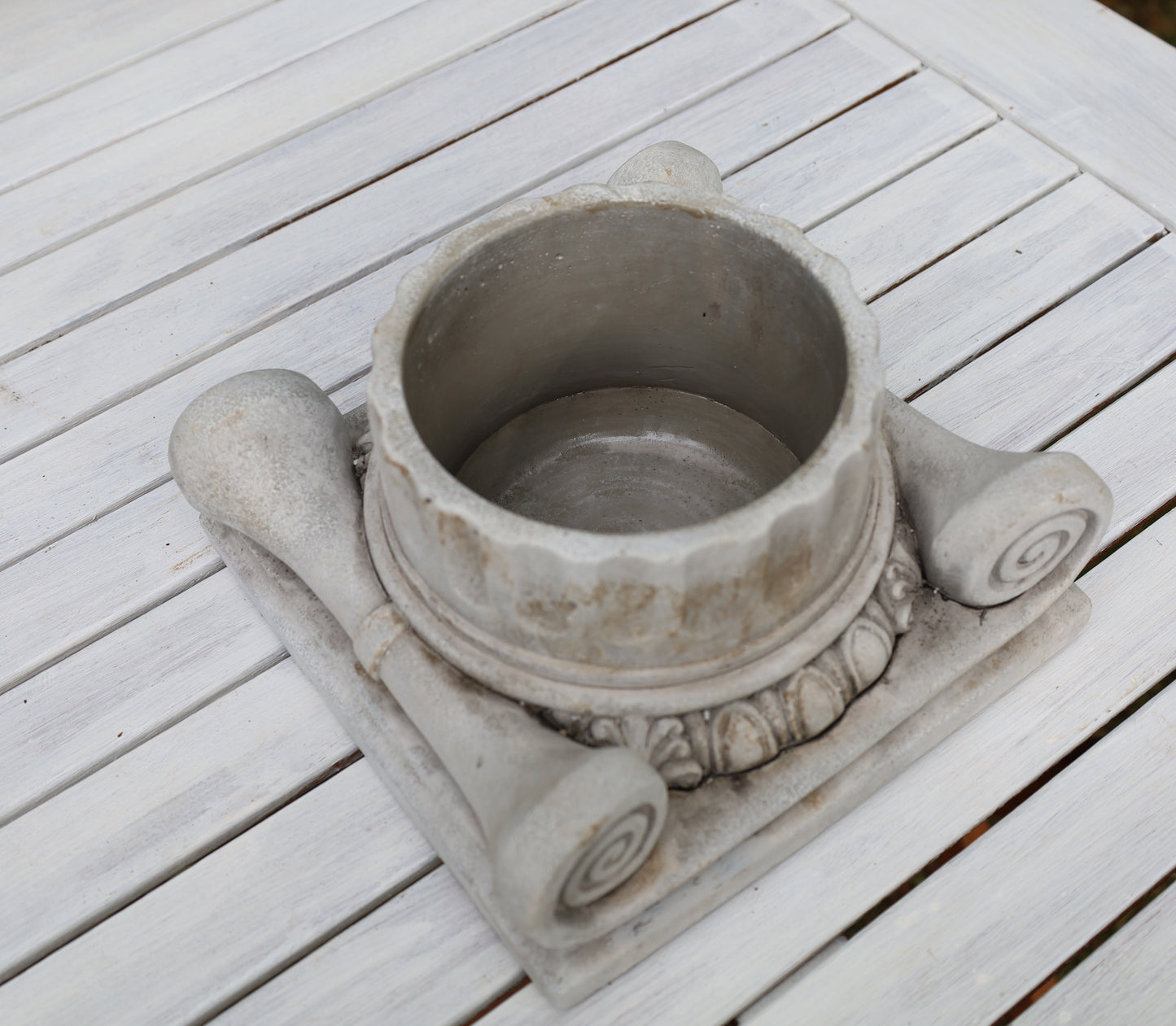 Vaso per piante in pietra fusa grigia, classica colonna antica