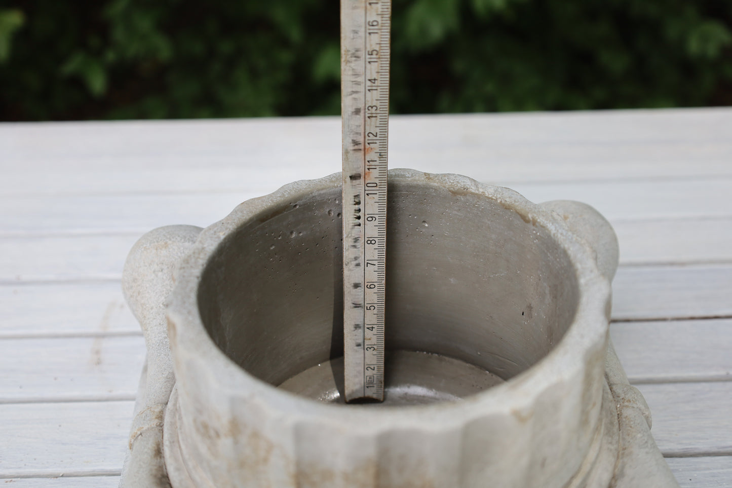Vaso per piante in pietra fusa grigia, classica colonna antica