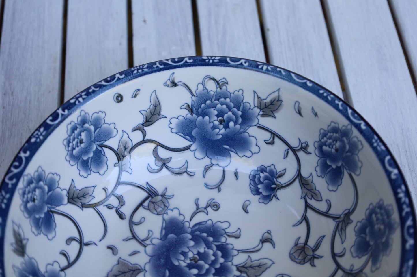 Ciotola in ceramica bianca e blu con motivo floreale