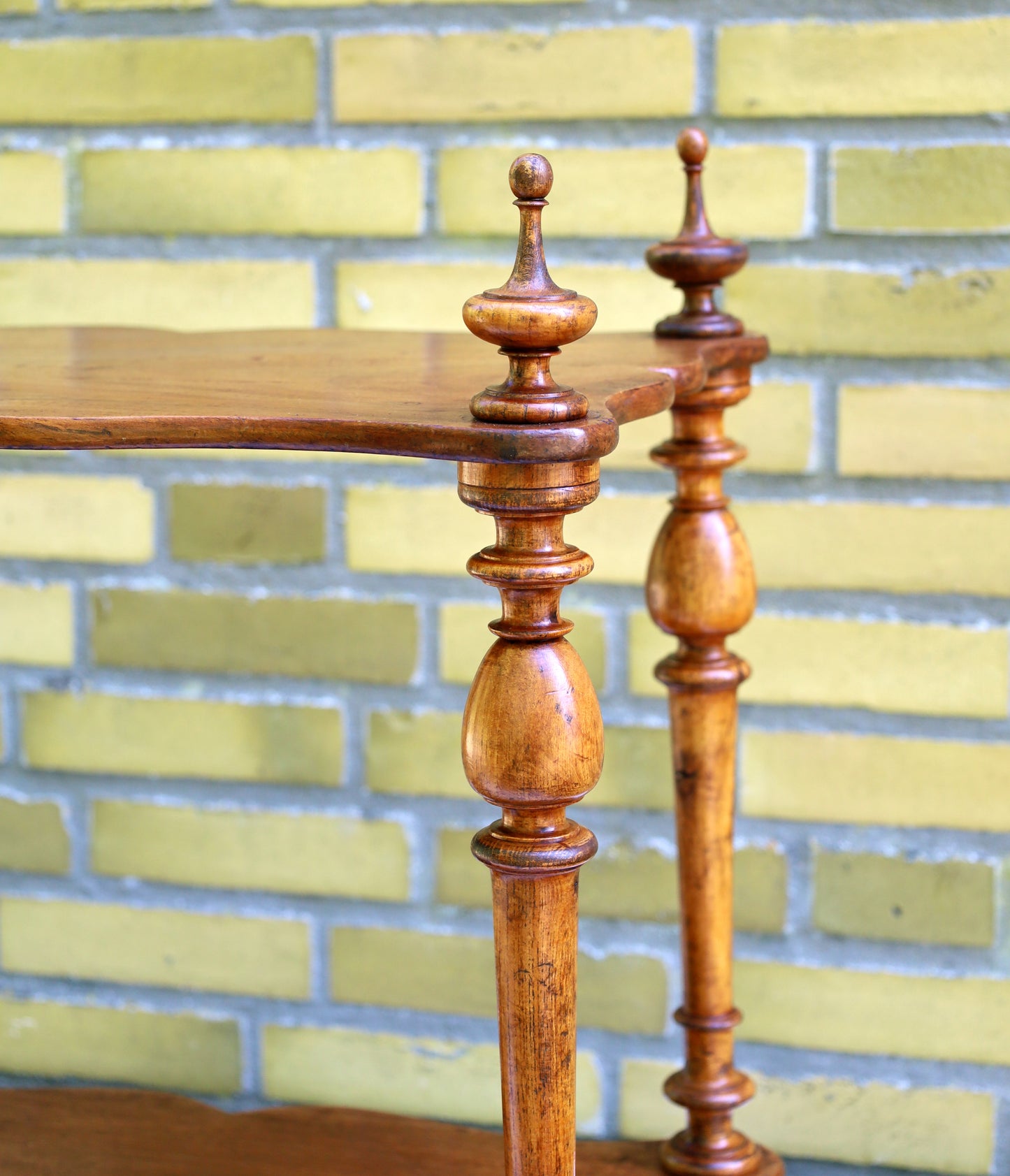 Antikes kleines französisches Regal aus Holz mit zwei Ablagen