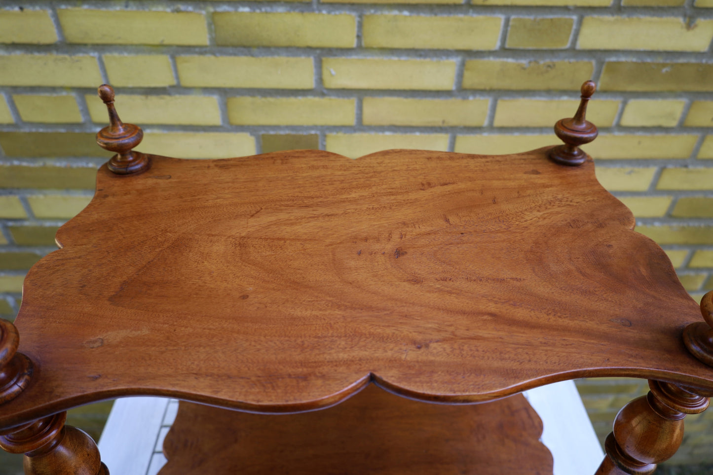 Antikes kleines französisches Regal aus Holz mit zwei Ablagen