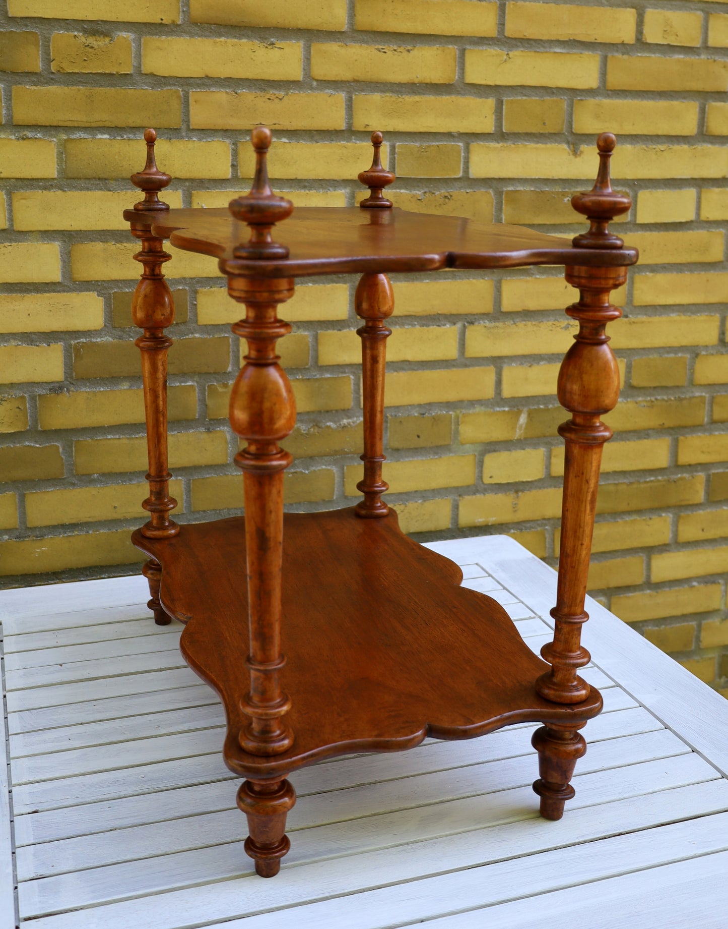 Antikes kleines französisches Regal aus Holz mit zwei Ablagen