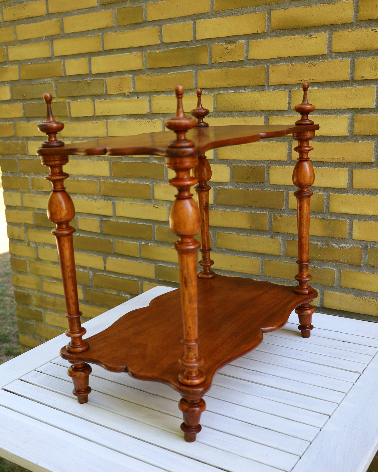 Antikes kleines französisches Regal aus Holz mit zwei Ablagen
