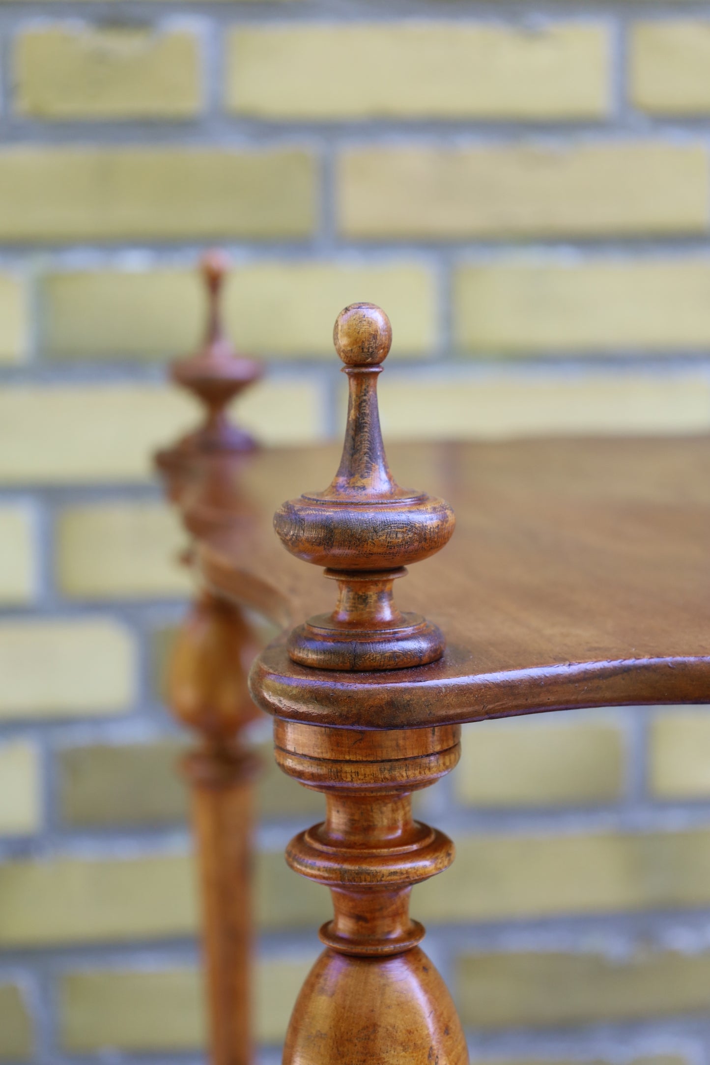 Antikes kleines französisches Regal aus Holz mit zwei Ablagen